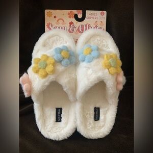 SAM & OLIVIA ladies white poly 3D flower slippers NWT in size Large (9-10)